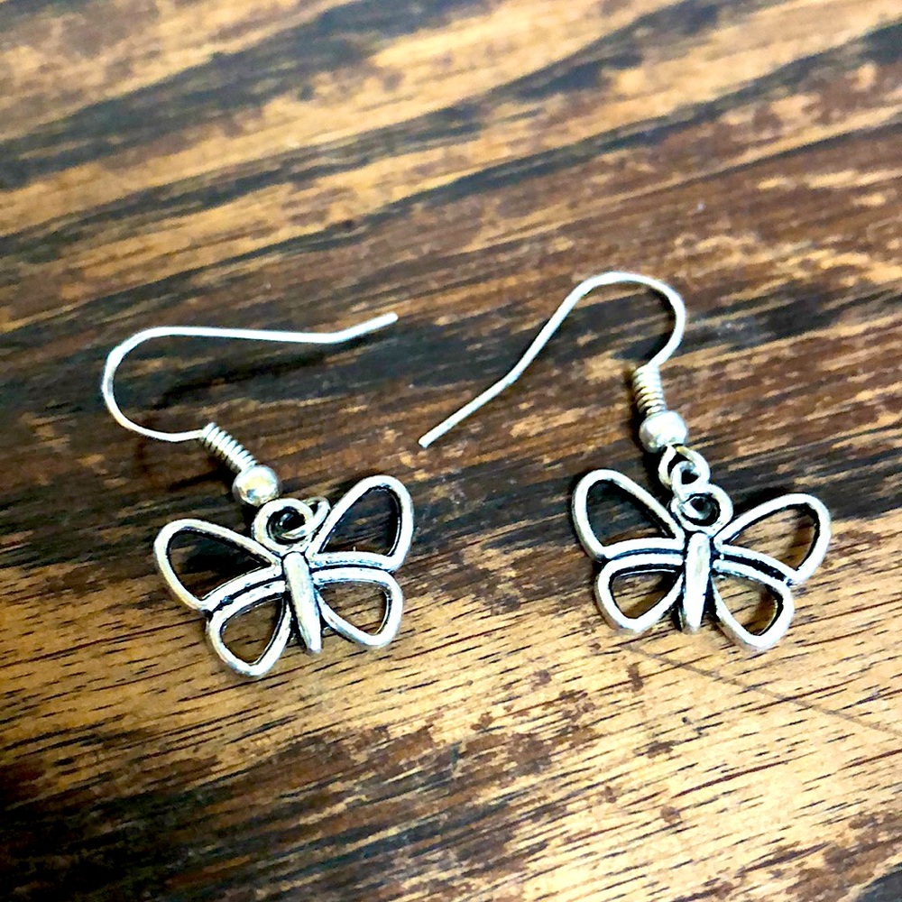 3/$15 • Silver Alloy Butterfly dangle earrings 🦋